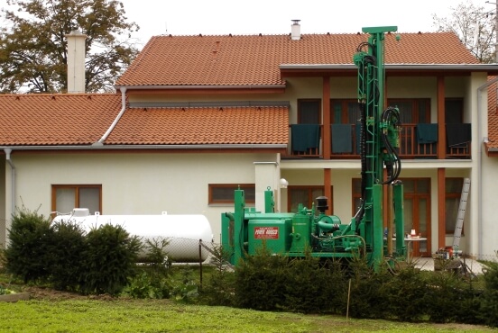 Země/voda s vrtem